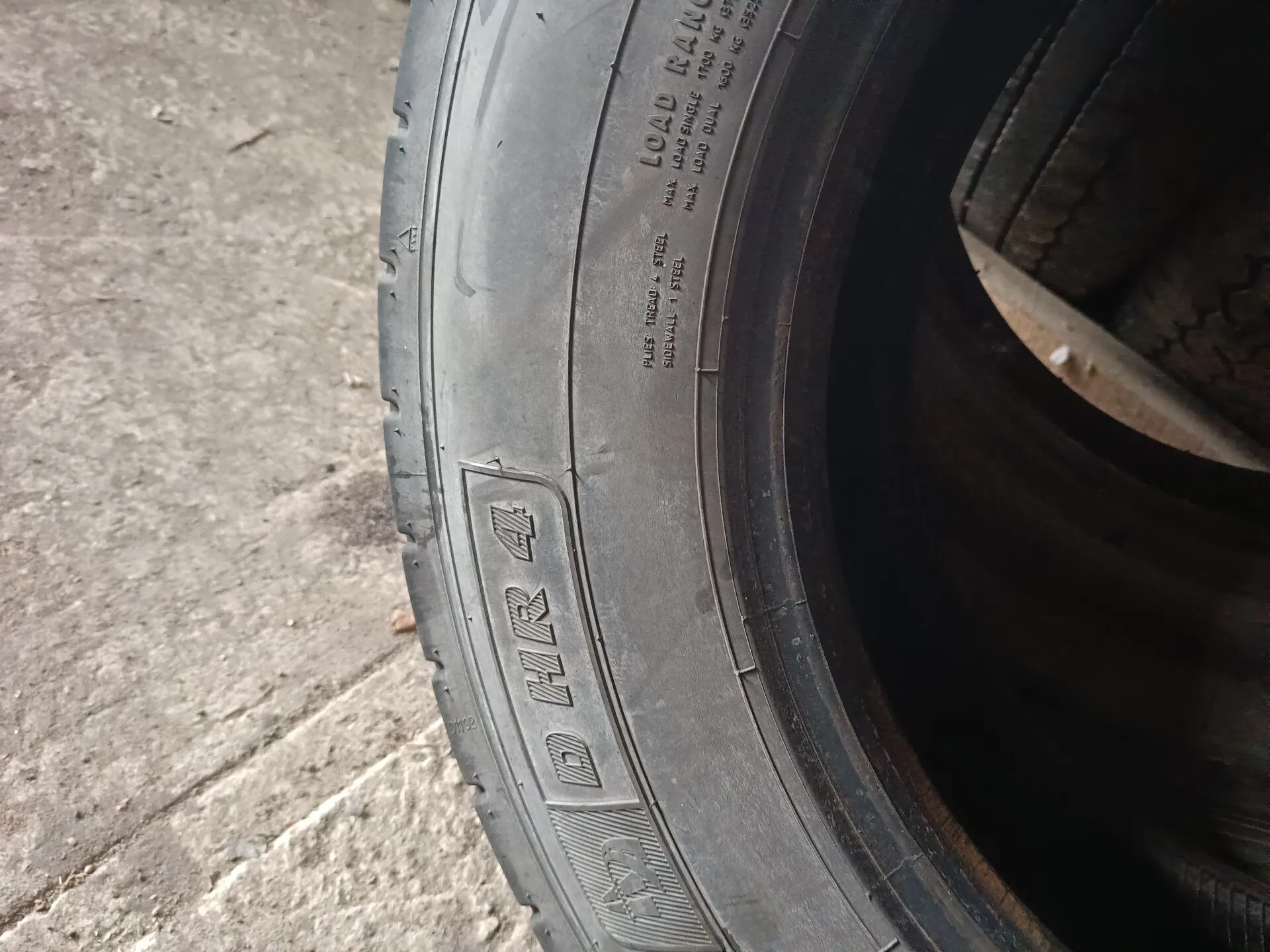 Резина 215/75*17,5 б/у 