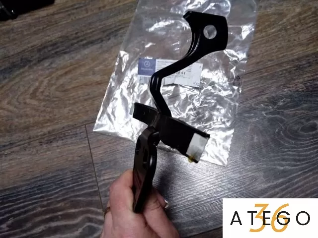 6737500051 Петля капота