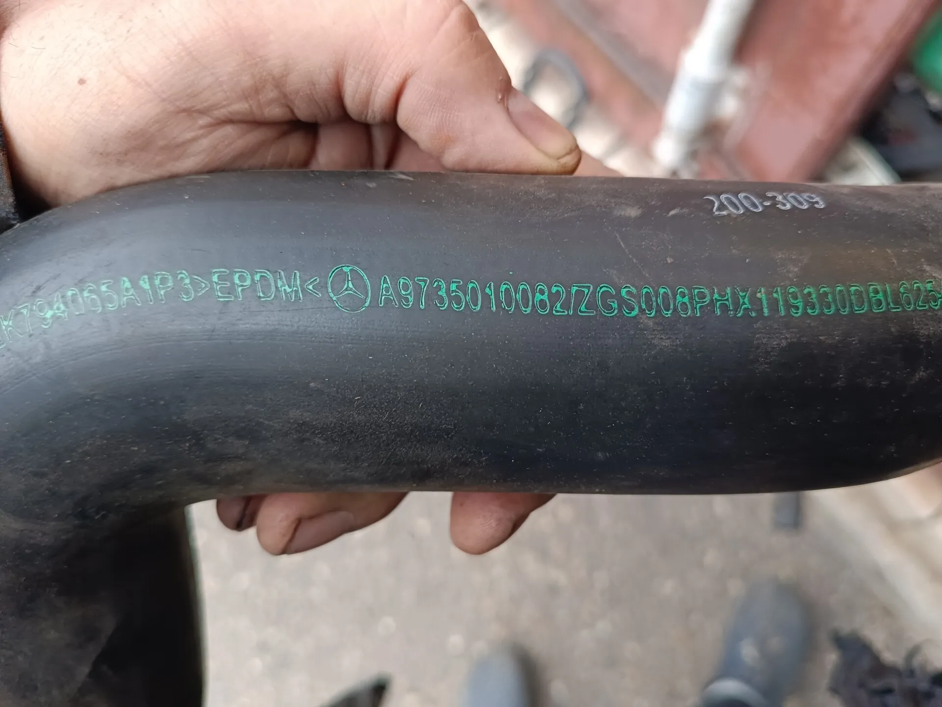 патрубок радиатора Мерседес-Бенц Atego  9735010082 нижний