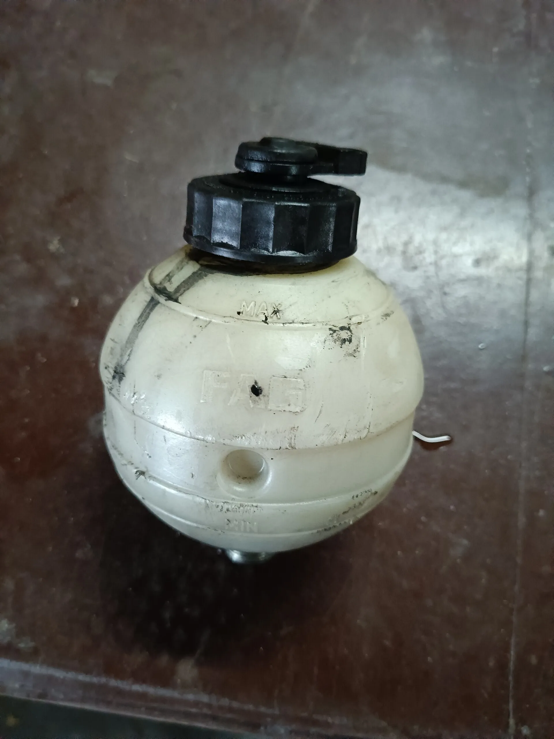 бачок тормозного цилиндра 0004301602