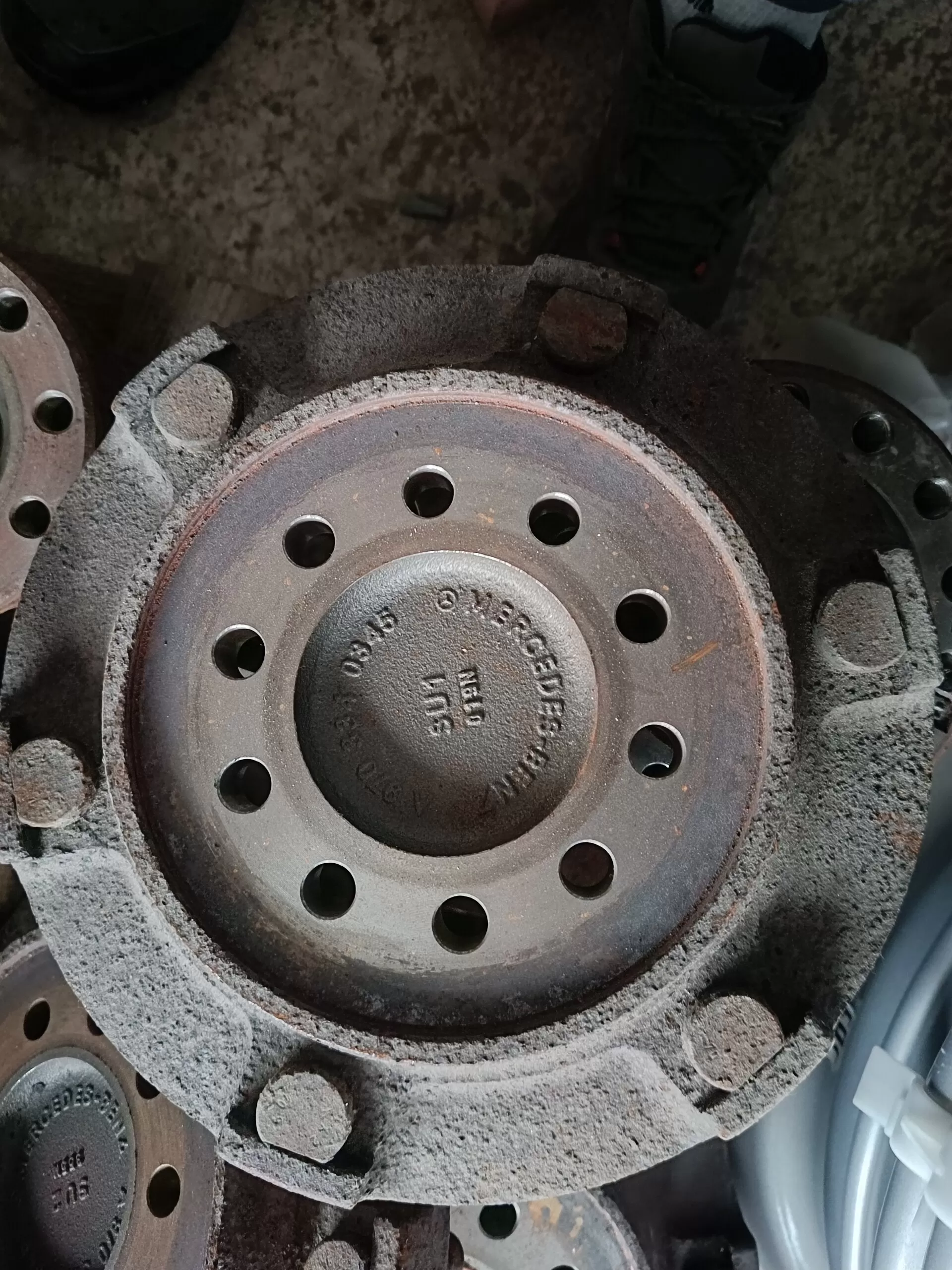 9703340345 Фланец (опорный диск) передней ступицы Мерседес-Бенц Атего-818