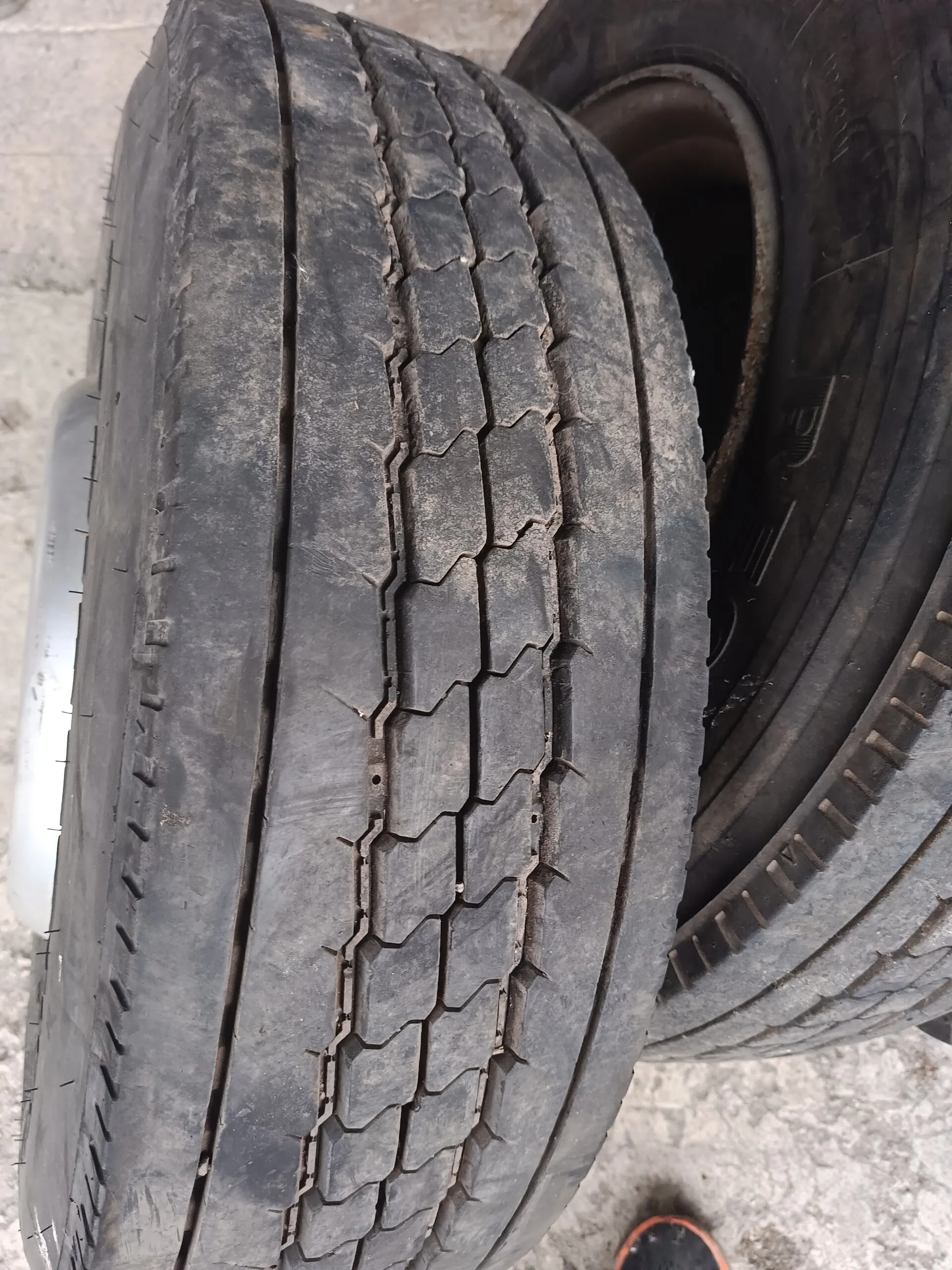 Резина 215/75*17,5 б/у 