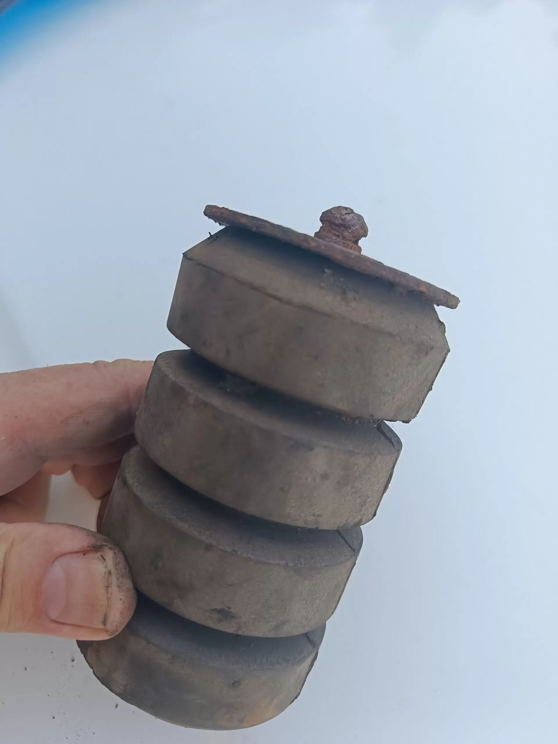 A309 320 01 77  отбойник передней рессоры